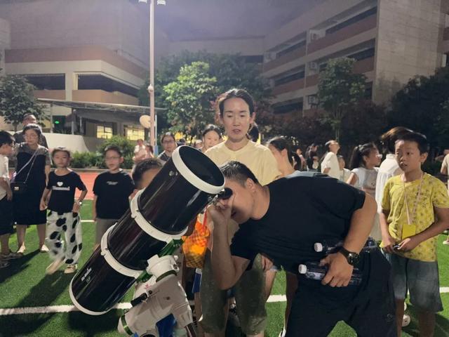 成都700名师生家长“家门口追星”