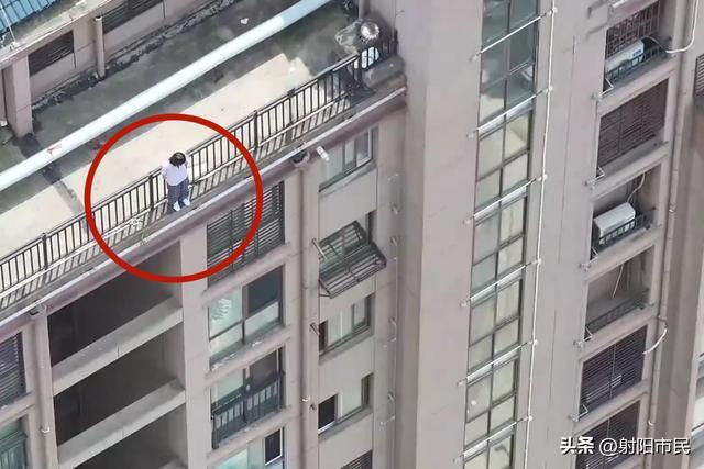 女子悬空楼外 派出所所长死死拽住 生死瞬间救援