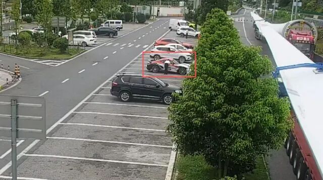 女孩顺风车内暴晒2小时向家人求救