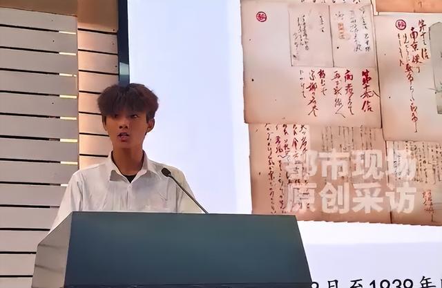 高一学生现场捐赠侵华日军罪证 年轻一代坚守正义与和平