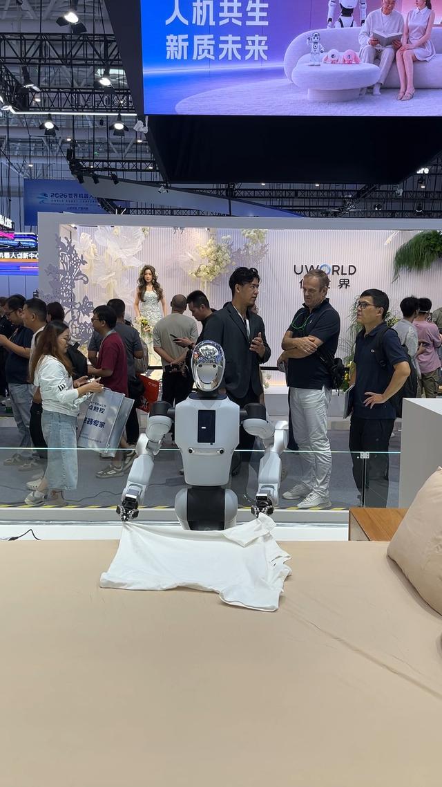 直击WRC现场：机器人价格冰火两重天 人形降价工业涨