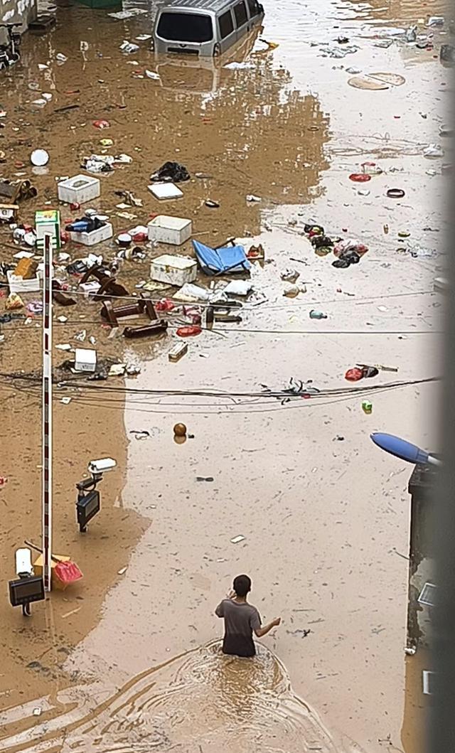 广西宁明县积水已到成年人腰部