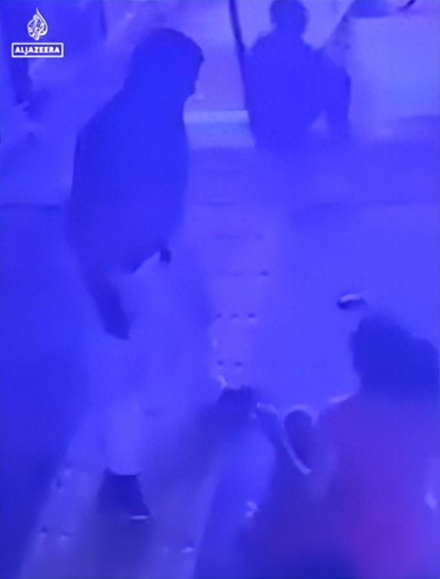 印男子打死女友警方当街棍打