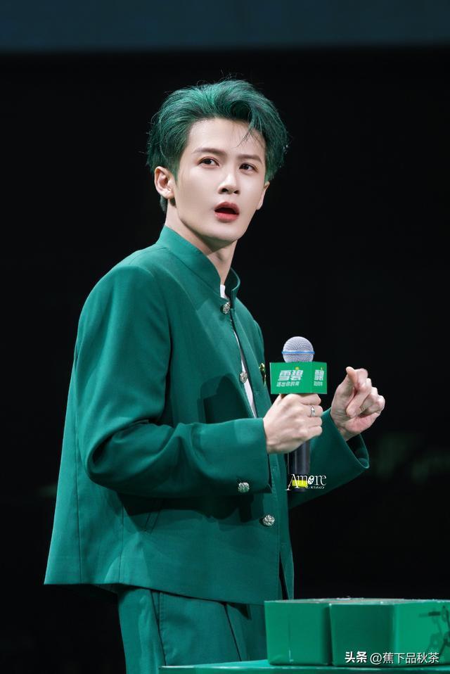 檀健次绿发亮相向观众挥手互动 打破影帝常规