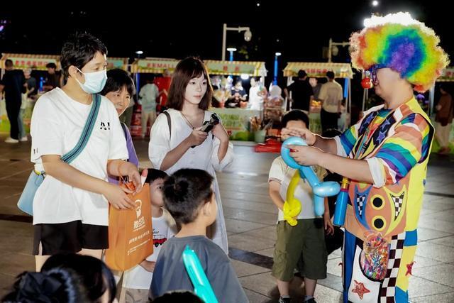 上海闵行“美好街区”夜市亮相 烟火气与书香交融