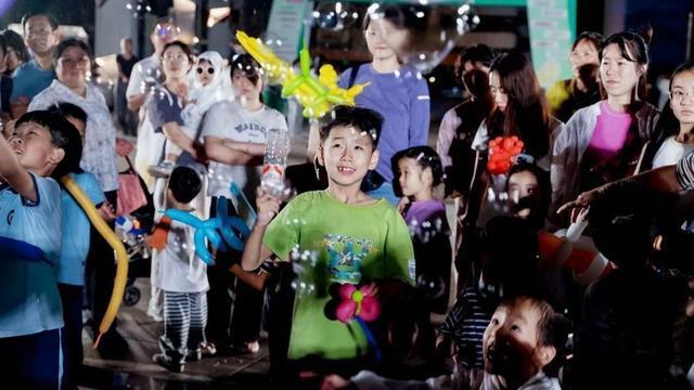 上海闵行“美好街区”夜市亮相 烟火气与书香交融