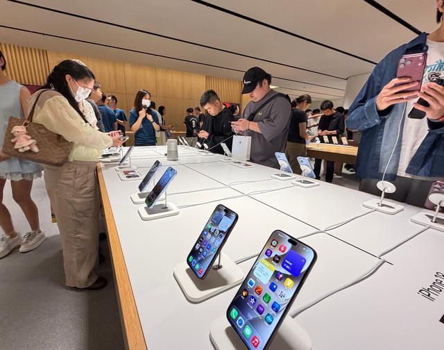 iPhone 18系列首发日走访 武汉门店排长队