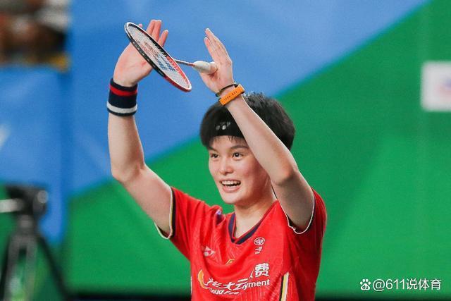 亚运会羽毛球女团1/4决赛：中国1-0泰国，王祉怡2-1逆转因达农