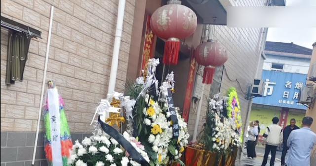 班主任心梗离世 学生自发赶来送行 师生情深感动众人