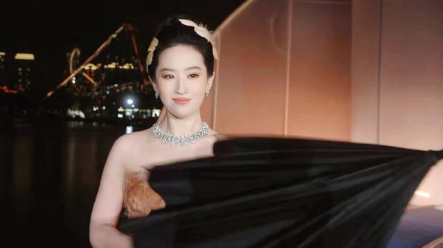 刘亦菲VOGUE下班边走边咳嗽 带病完成红毯展现敬业态度