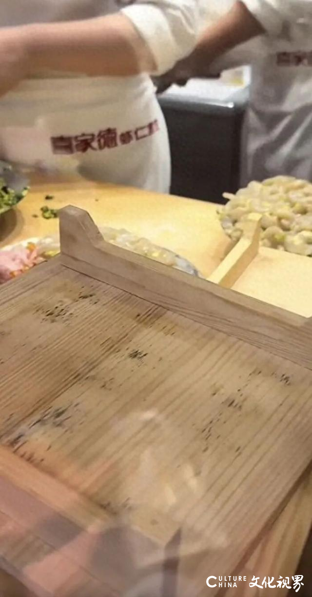 天天3·15 | 喜家德被曝水饺托盘发霉并存在大量霉斑，公司回应：托盘已全部废弃，事发门店停业整顿