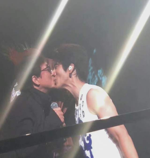 王力宏塌房后坑了周杰伦 招妓化名＂周先生＂