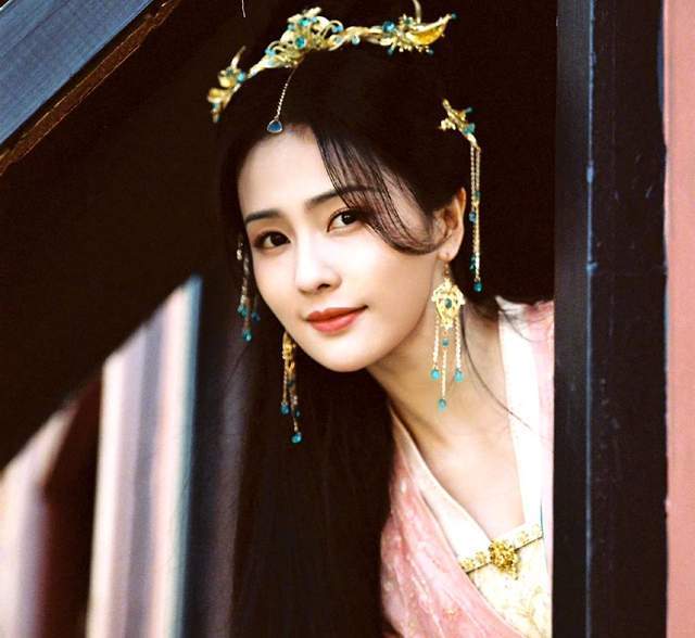 白鹿为过往不当言论发文道歉，感谢大家的批评，称会严格约束自己