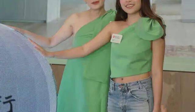 吴君如女儿正式出道，被父母砸重金栽培，但长相身材却惨遭网友嘲讽！