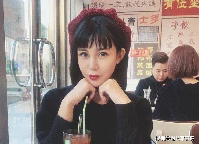 13年前，“宁愿坐在宝马车里哭”的拜金女马诺，如今35岁嫁入豪门了吗？