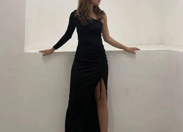 吴君如女儿正式出道，被父母砸重金栽培，但长相身材却惨遭网友嘲讽！