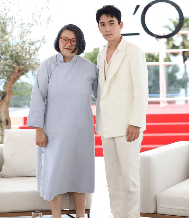 洪晃戛纳搞区别对待?晒龚俊闭眼合影被骂,把朱一龙合影也删了