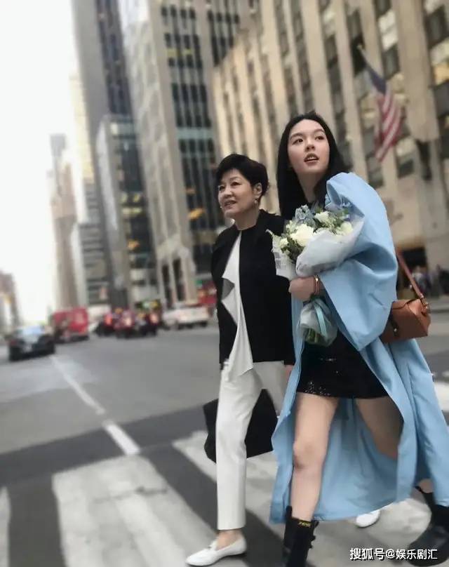 哈文时隔5年回国，女儿提前一年毕业，她说：家长比娃更开心