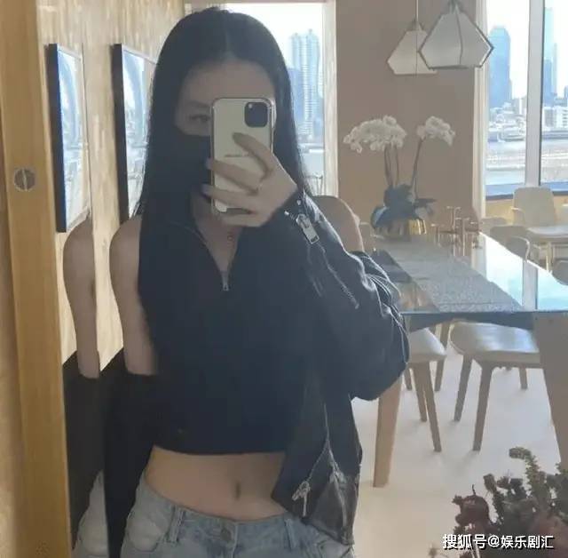 哈文时隔5年回国，女儿提前一年毕业，她说：家长比娃更开心