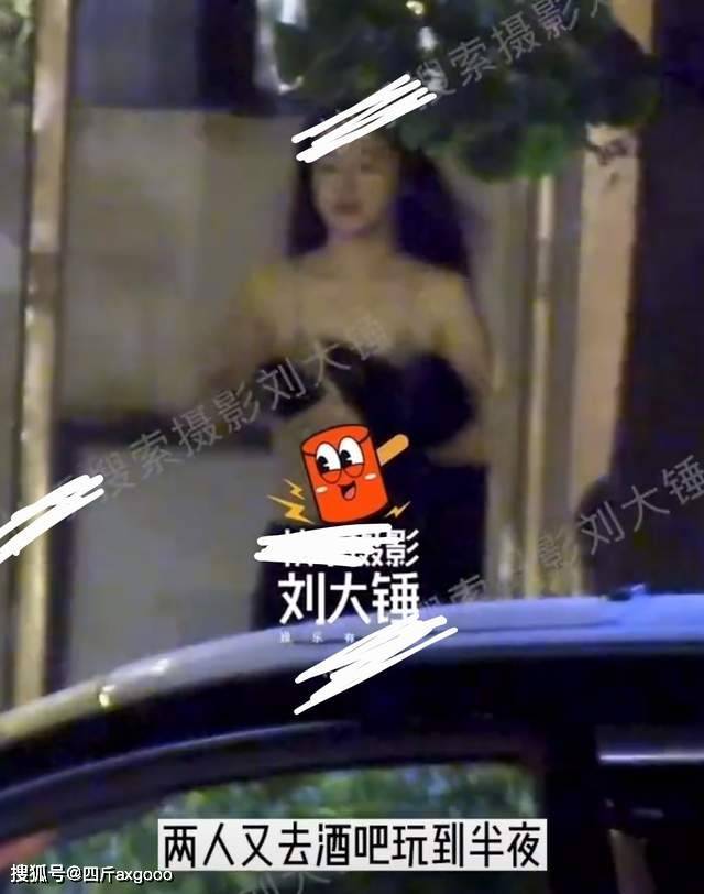 45岁黄晓明深夜带新女友去酒吧，女方生活照被扒，曲线优美身材好