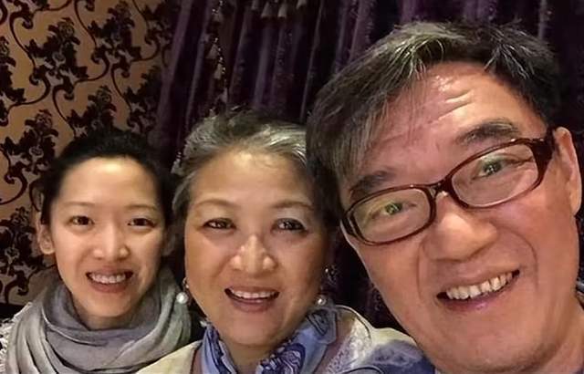 72岁李立群携妻女庆生，女儿李元元罕见出镜，33岁仍未婚惹老父亲心疼