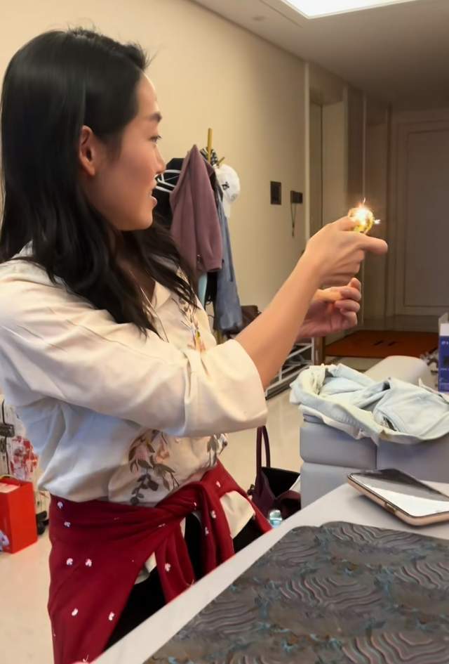 72岁李立群携妻女庆生，女儿李元元罕见出镜，33岁仍未婚惹老父亲心疼