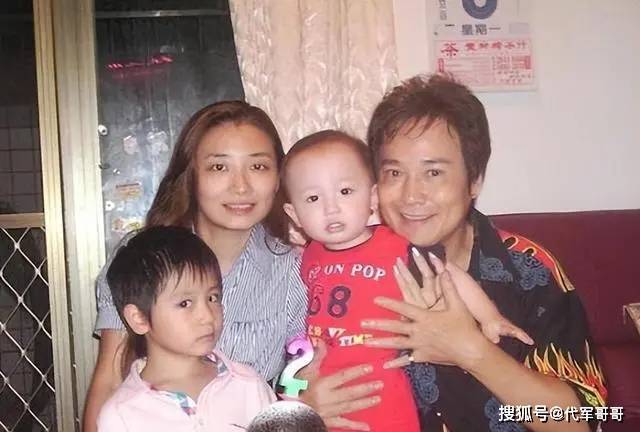 他偷渡香港成大明星，3婚5子古稀不言老，娶小20岁太太半年一体检