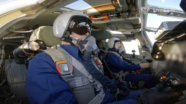 俄罗斯总统普京乘坐图-160M战略轰炸机短途飞行