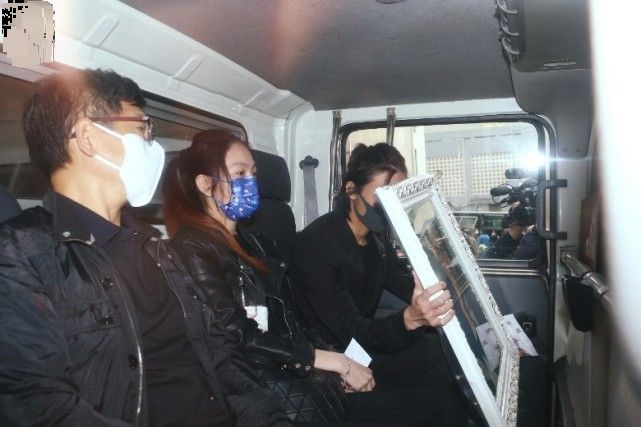 吴孟达出殡5儿女现身显憔悴 90多岁母亲未露面