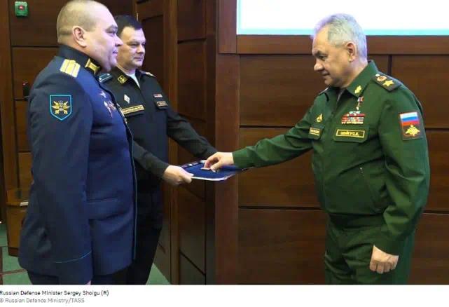 俄防长为拦截美无人机的飞行员授勋 白宫官员恼羞成怒：“这太可笑了，是在侮辱人”