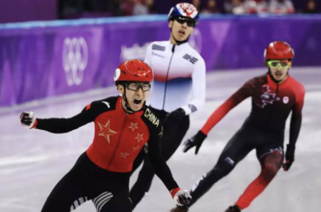 冬奥会韩国混合接力队摔倒 解说员没控制住：摔得好！