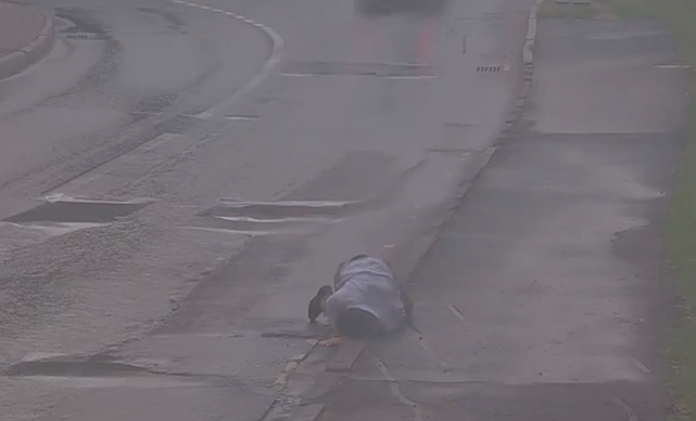 美驻俄使馆员工街头醉酒视频曝光：撞路杆多次摔倒