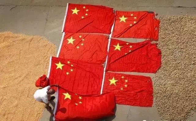 八旬老人背小音箱爬山顶升旗：已经坚持了9年
