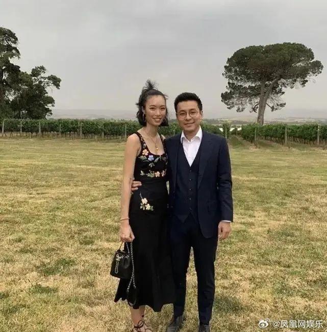 霍震霆曝36岁儿子霍启仁已结婚 泰国儿媳迎入霍家
