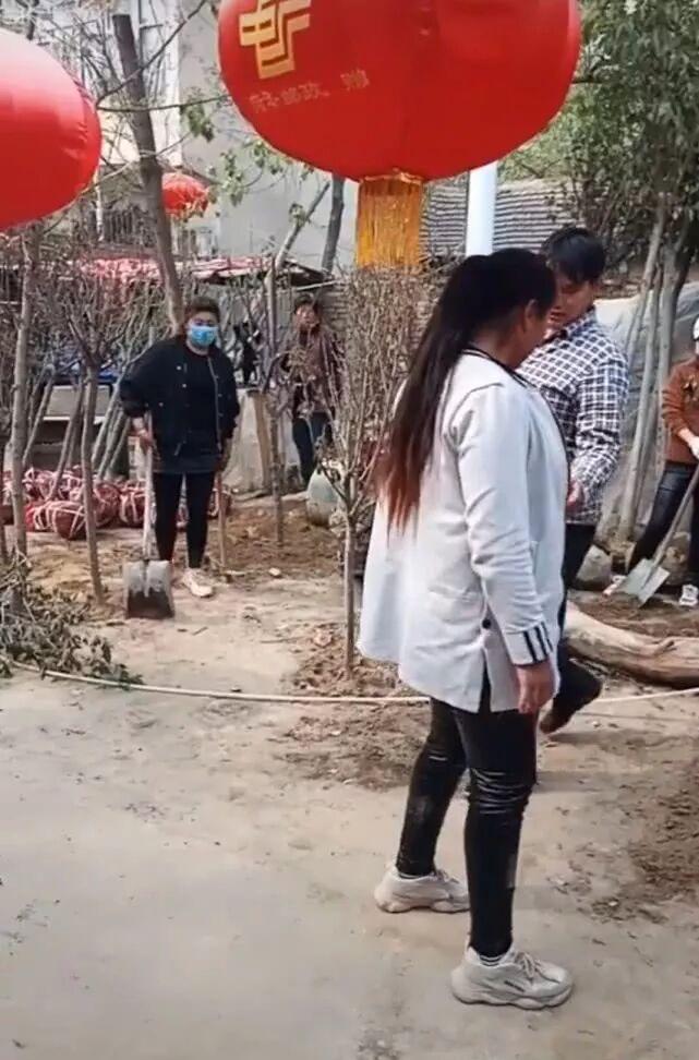 大衣哥夫妻嬉闹趣味十足