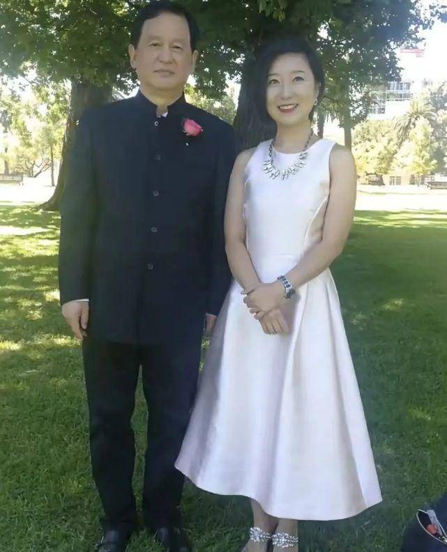 迟重瑞现身老婆孙女的婚礼，跟主持人合影精神抖擞，比继子年轻！