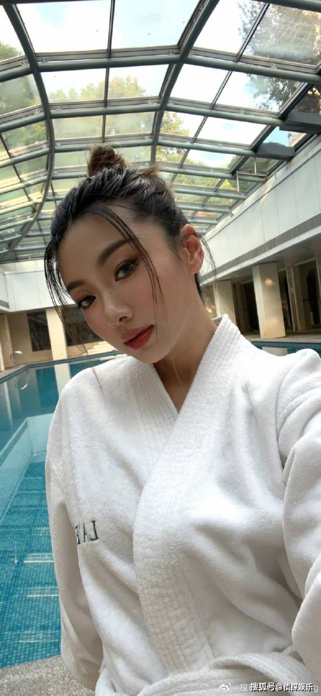 郑恺前女友挺孕肚游泳,穿宽松浴袍巧遮孕肚,妆容精致巴掌脸抢镜