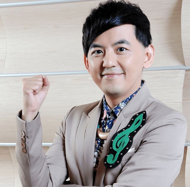 黄子佼已苏醒，转院时坐轮椅现身，葛斯齐回应黄子佼爆料95%是真的
