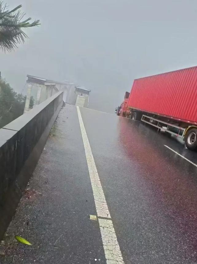 貴州一地發(fā)生山體滑坡致多車被掩埋 持續(xù)強降雨引發(fā)