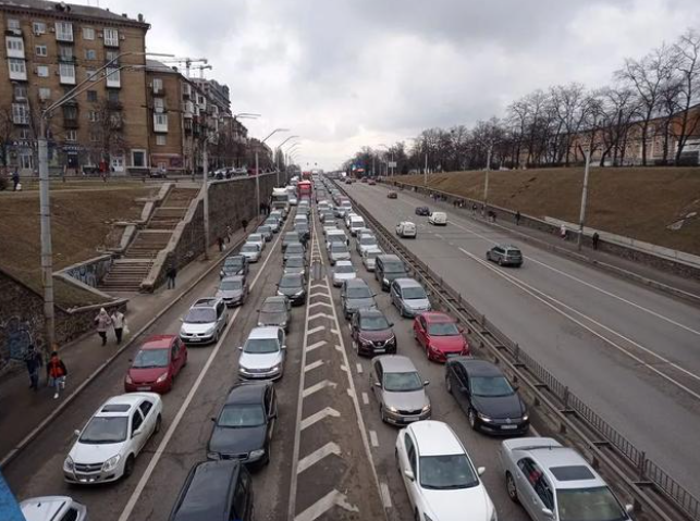 2月24日，在乌克兰基辅，出城方向的车辆排起长龙。新华社发（谢尔盖·斯塔拉斯坚科摄）
