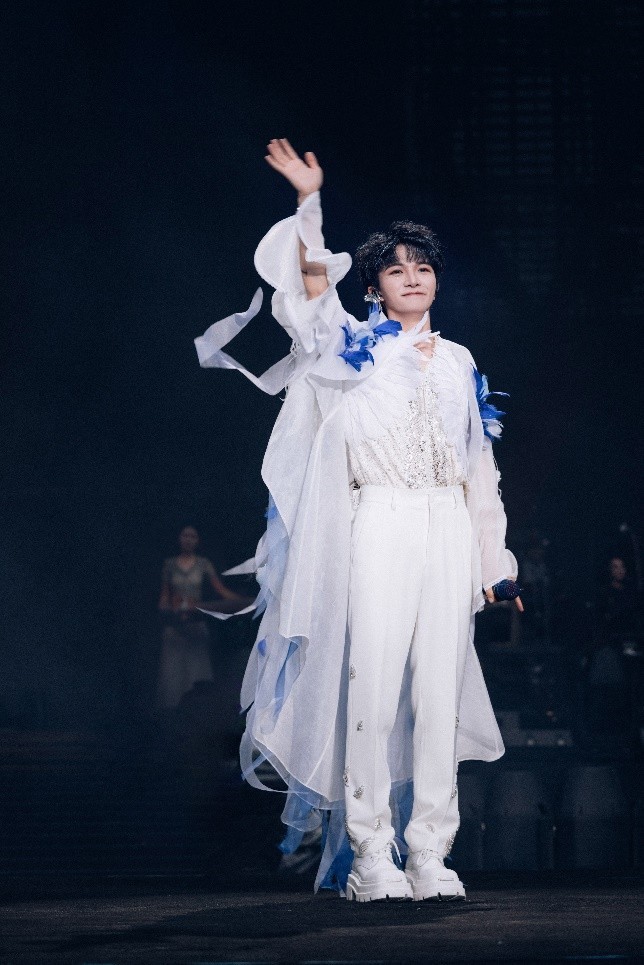 周深成都场演唱掀川渝音乐热潮 新曲目新造型新设计心意十足