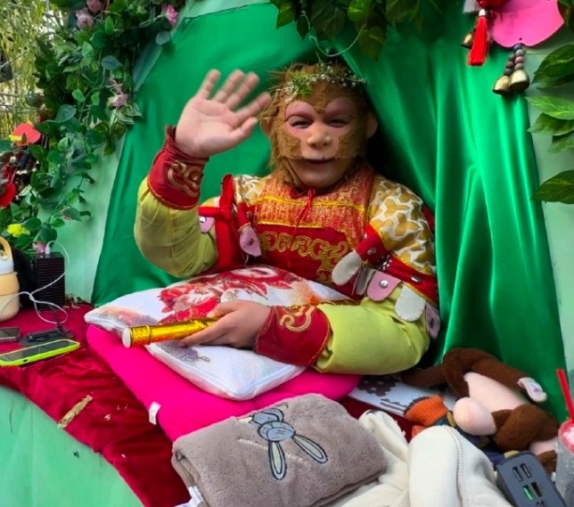 天冷也挡不住雪饼猴的热情 一趴就是4小时