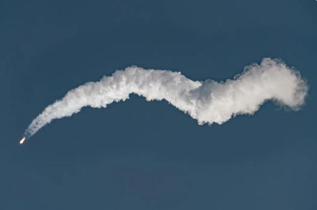 2022年5月18日，美国佛罗里达州肯尼迪航天中心，SpaceX猎鹰9号火箭发射53颗“星链”卫星。