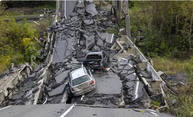 9月24日，乌克兰库皮扬斯克，一座被摧毁的桥梁。（视觉中国）