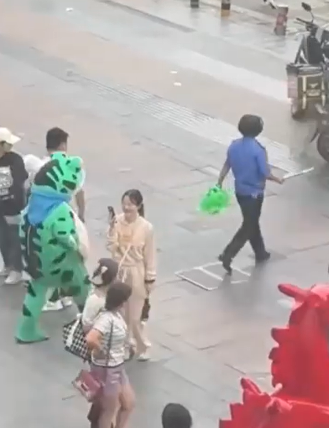 青蛙人偶售卖玩具被砸烂，心生百味后还该留下什么？