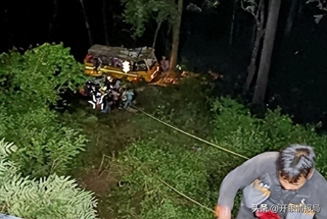 印度北部一公交车坠崖，救援人员目前已确认7人遇难