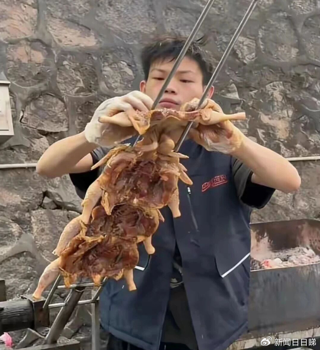 16岁烤鸡少年每天爆卖300只 从路边摊到网红打卡点