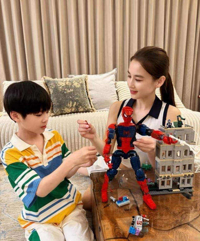黄圣依离婚后首次带儿子安麟出镜