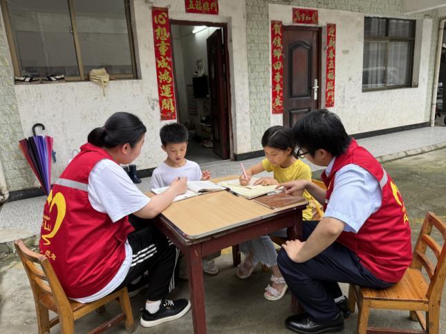 课业辅导心灵陪伴:湖北交投枫林收费站开展公益助学行动