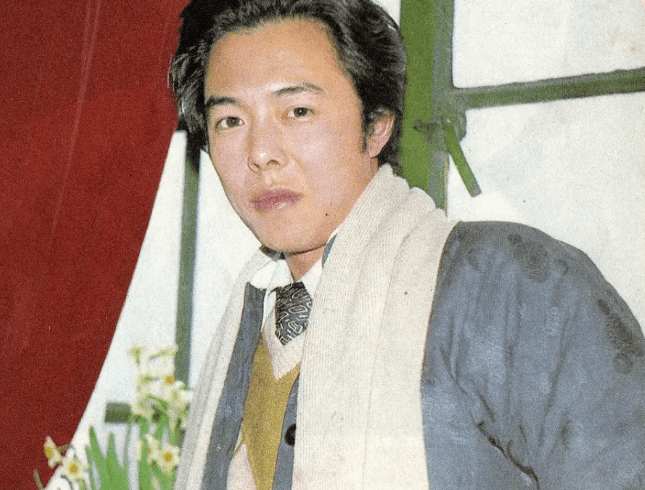 66岁张铁林英国露面,秃头老年斑,穿旧衣,走路踉跄无人扶显沧桑